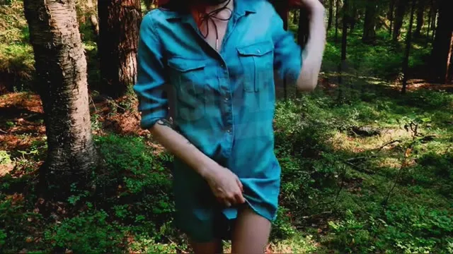 Die rothaarige Nastya lutscht im Garten einen Schwanz