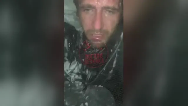 Die Salzsammlerin wird ins Gesicht gefickt, während ihr Freund auf den Knien liegt