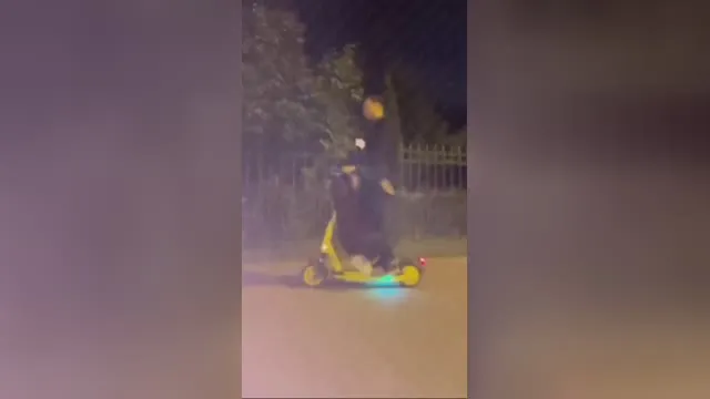 Russische studenten besloten orale seks te hebben terwijl ze op een scooter reden